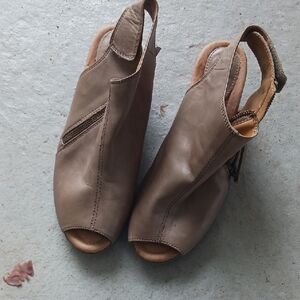 Earth Tan Mules with Chunky Heel